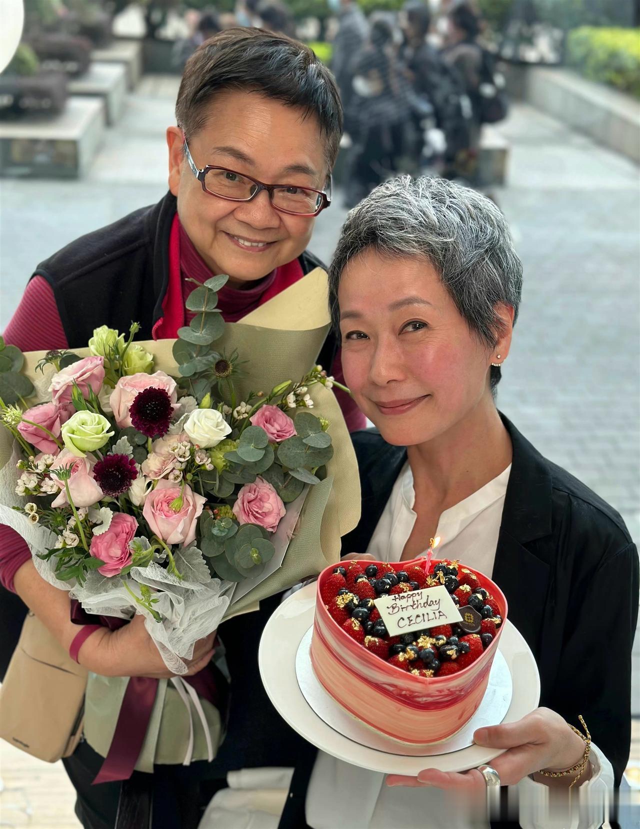 岁月真的不败美人。60岁的叶童除了头发白了点，皱纹多了些，其他的基本没变，皮肤还