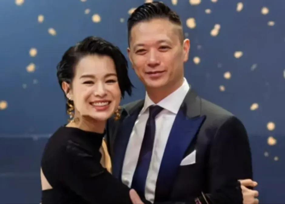 黄宗泽肠子都悔青了吧？胡杏儿离开他以后，火速嫁给了现在的老公，被宠成了孩子。

