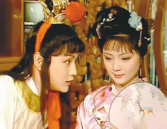  
在《红楼梦》中，薛宝钗对宝玉表现出了一定的关注和照顾，但她对宝玉的感情并不像