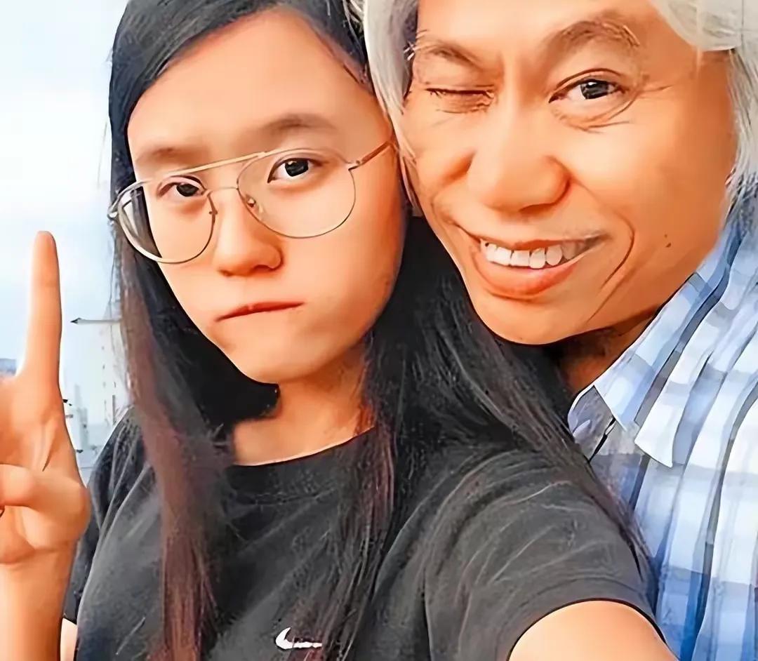 这对“爷孙恋”不太好解读，因为至少有5点难以理解。

1.李坤城和林靖恩是在加护