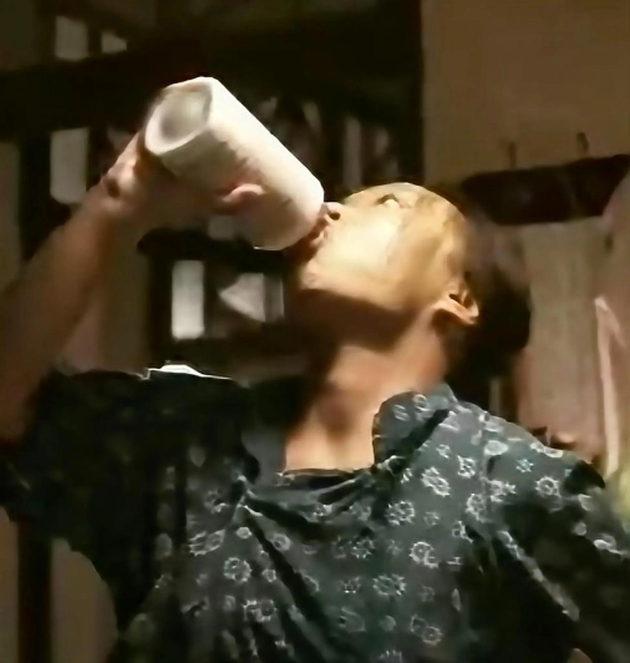  最经典片段莫过于王秀娥给安杰接生片段[兔年大吉]刘天池演的王秀娥太绝了，尤其是