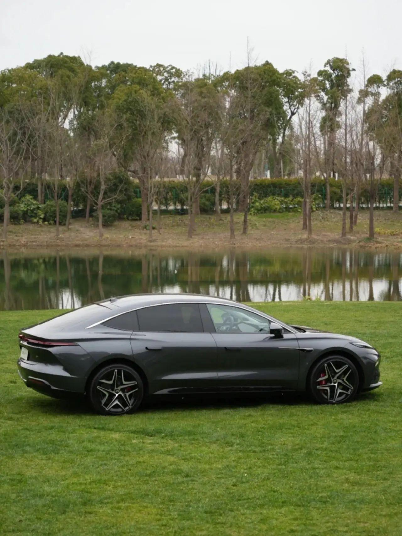 飞凡F7值不值得入手
刚上的飞凡f7给我眼前一亮，我去看过实车，3连屏的设计戳中