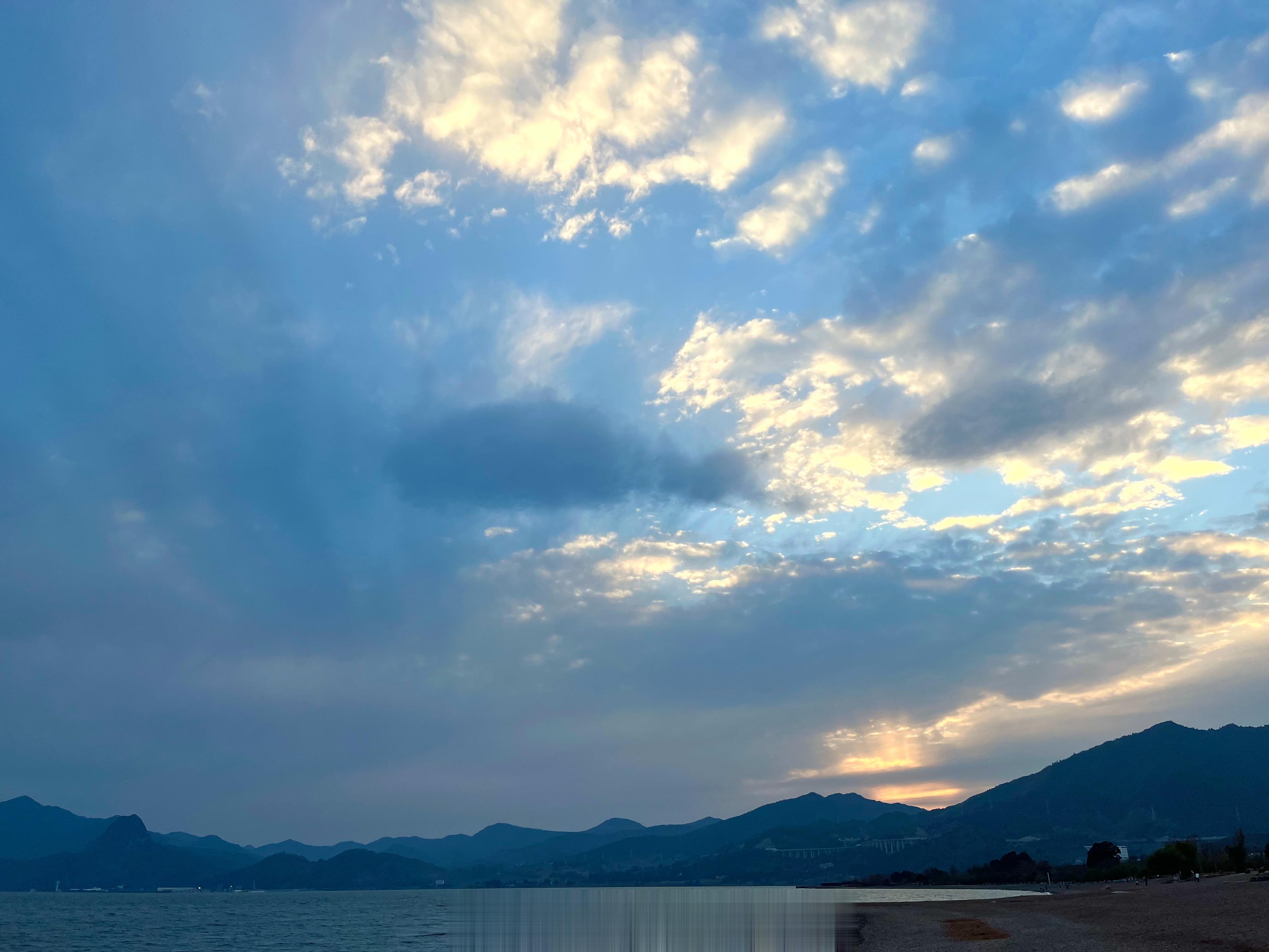 【色彩斑斓、美妙绝伦！#云南抚海湾的浪漫鱼鳞云晚霞# 】云南玉溪澄江抚仙湖抚海湾