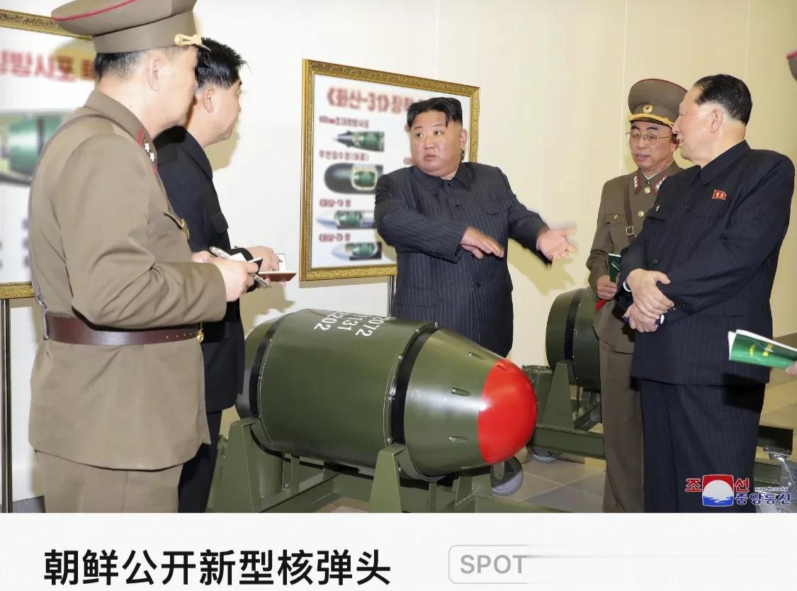 朝鲜最高领导人金正恩检阅一枚「火山-31」型战术核弹头，平壤。3月27日，金正恩