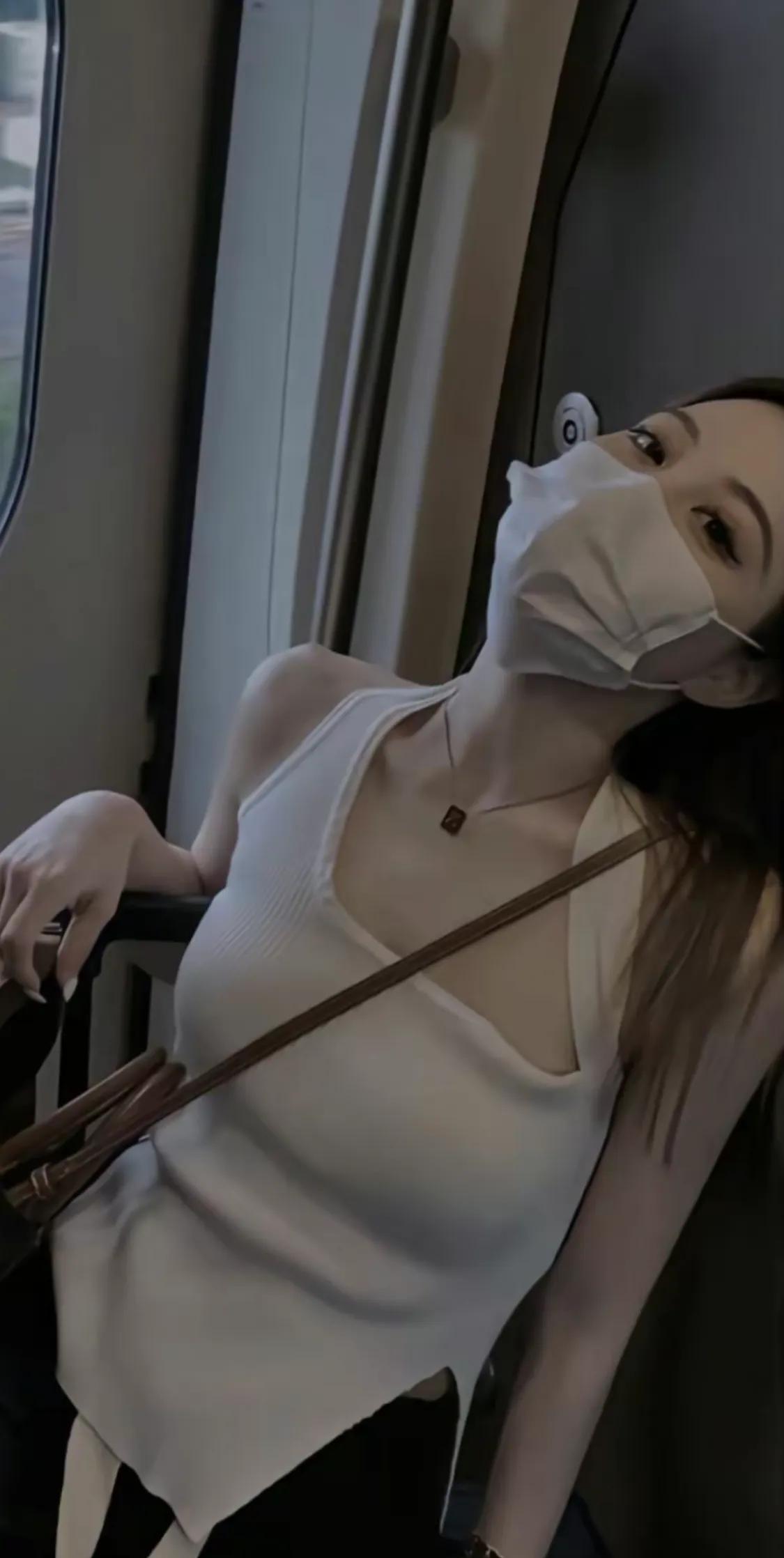 当一个女人不再爱你的时候，你就不要在苦苦纠缠了，给她自由也是给自己留面子。
那时