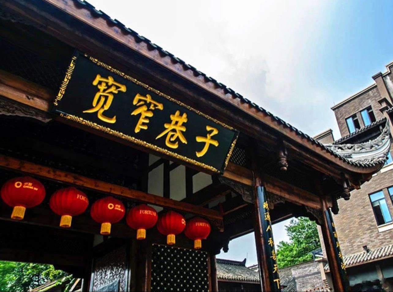 去成都。中午吃什么？对了，中午还在飞机上。晚上吃什么？  ​​​