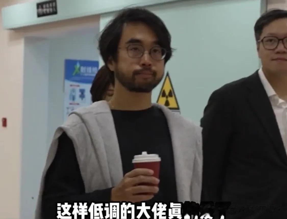 郑志刚的午餐原来这么简单，和想象中的大佬吃饭完全不一样，米饭搭配肉肠和肉排简单又