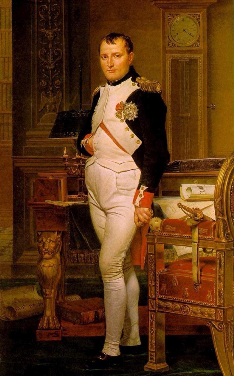 拿破仑.波拿巴出生在地海中的科西嘉岛，16岁从军校毕业后，成为一名炮兵少尉。大革