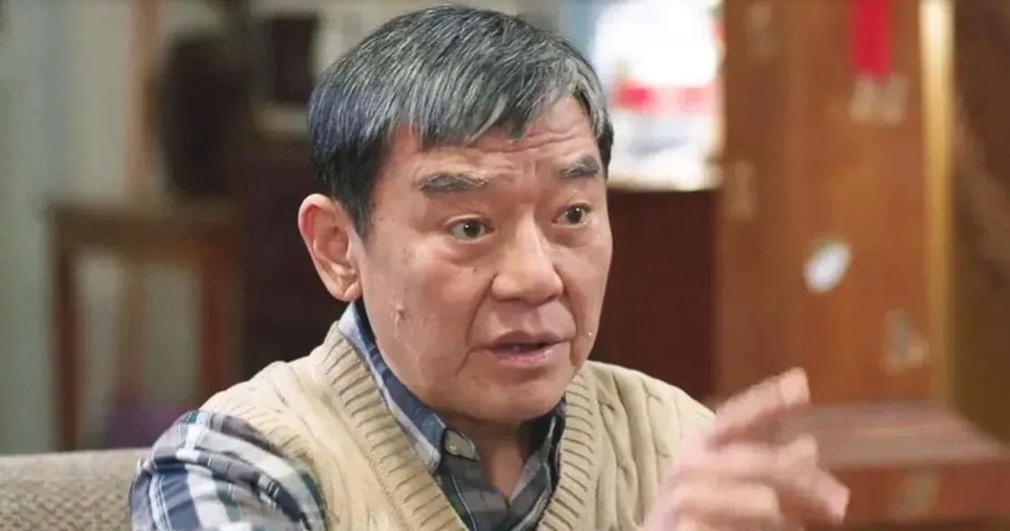 台湾演员李立群，以前每年来大陆拍戏赚钱，然后回台湾给儿子们花，这是他赚的无可厚非