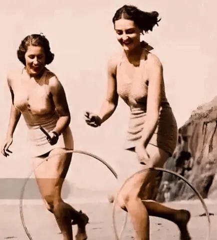 这是一个令人神往的场面。海水逐渐退去，露出了光滑的石头。两个女孩在这些石头上跳跃