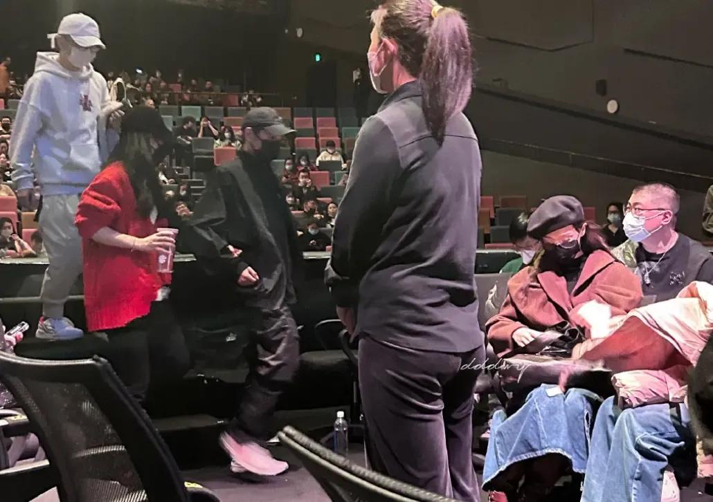 李维嘉近况曝光，李维嘉已经很久没有公开露面过，大家都以为他退圈了。

没想到最近