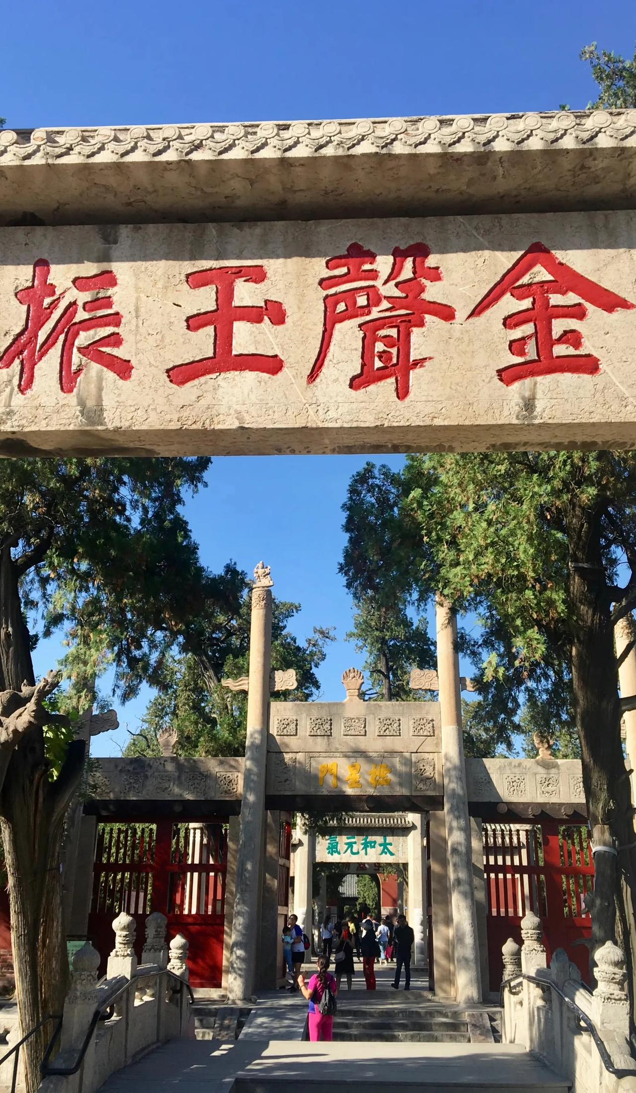 8岁，他们说中国是2000年一成不变的封建社会，我信了；
​18岁，他们又说中国