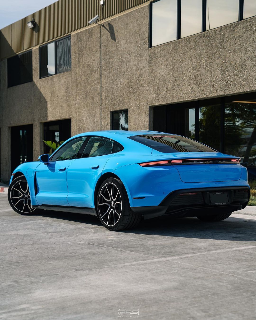 The Porsche Taycan in Gloss Light Blue#保