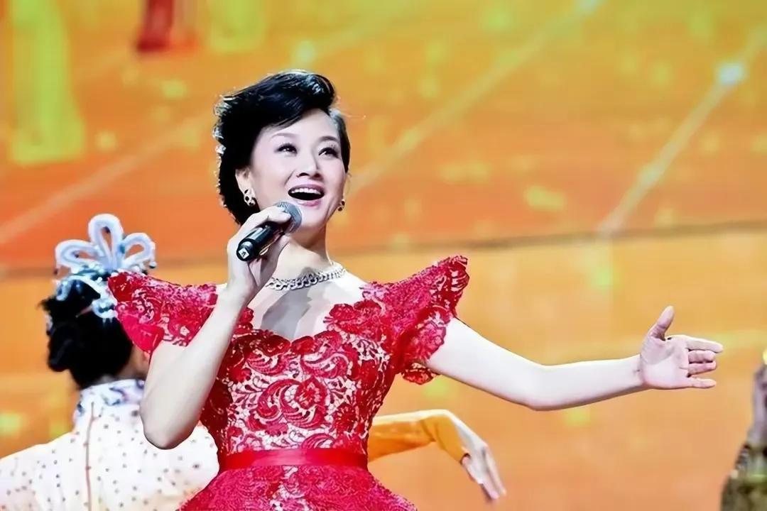 春晚钉子户宋祖英为了事业真的是拼了！结婚多年不要孩子，39岁意外怀孕，高龄产子，
