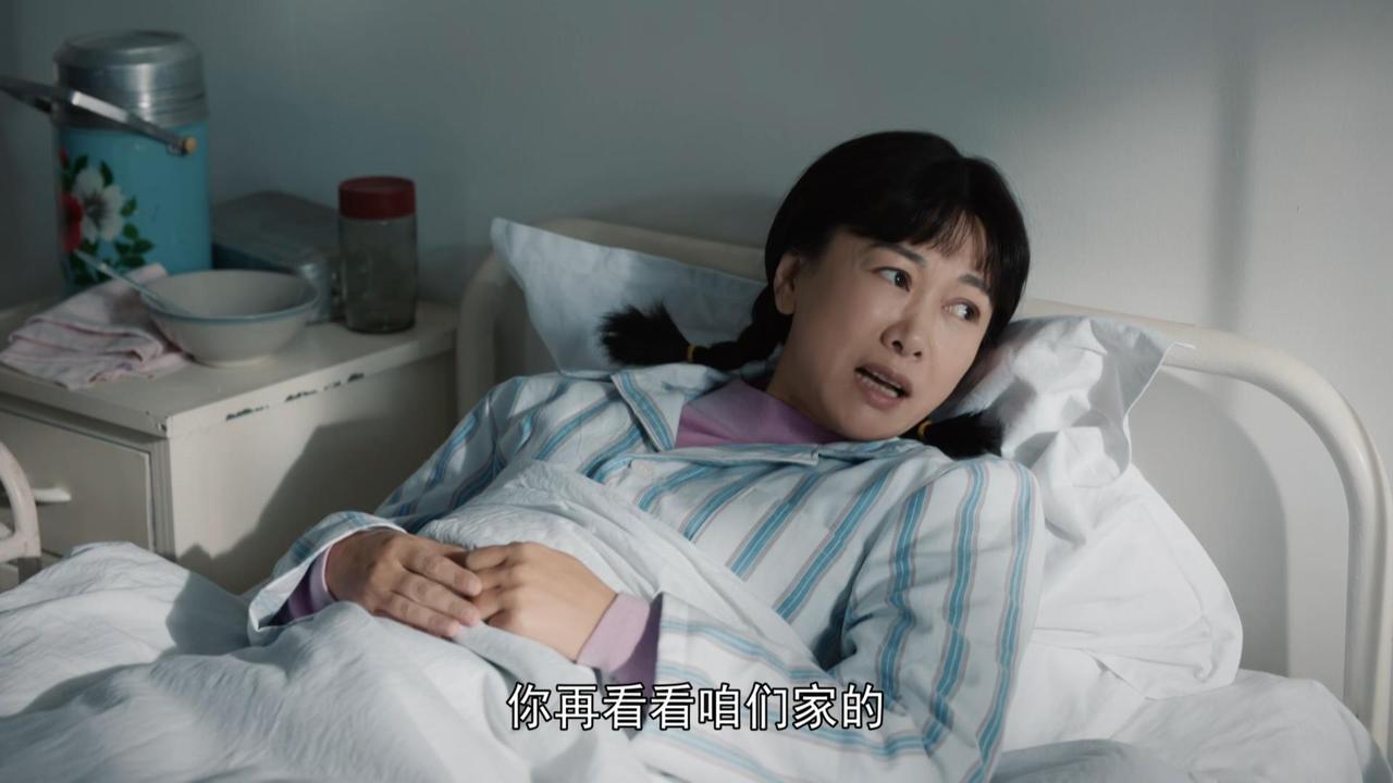 三位刚刚生完孩子的女人住在一个病房里，其中一位丈夫表现得格外体贴入微。女人酸溜溜