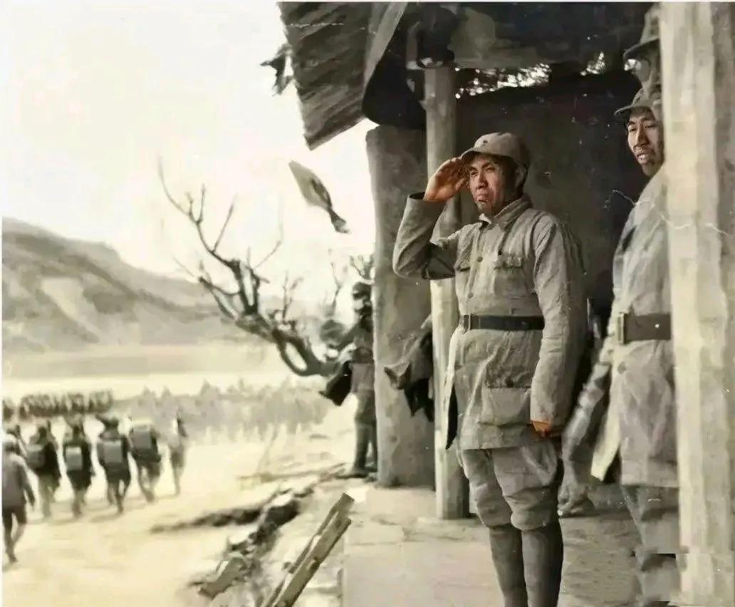 抗战时期，朱老总站在高处目送着战士们奔赴前线场景，朱老总面色庄重，对战士们行礼目