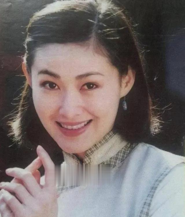 年轻时的王思懿，美艳动人，妩媚性感，风情万种，一颦一笑都让人心动不已。
王思懿年