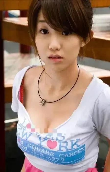 台湾性感女神郭书瑶一直是我们童年的记忆，看到在3月8日，郭书瑶参加了一档台综推出
