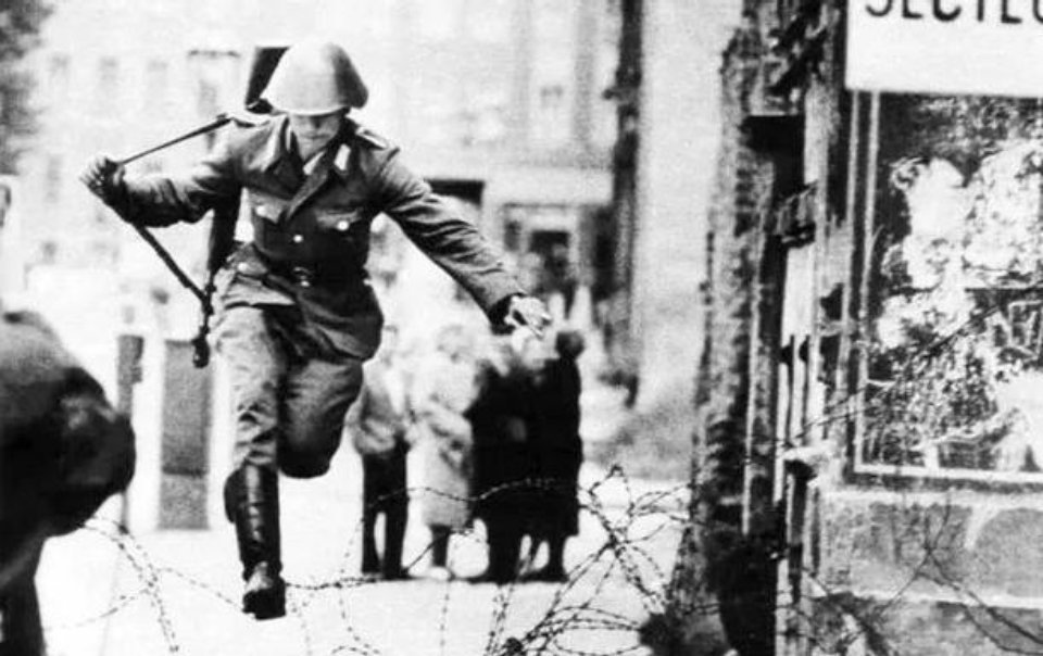 1961年，东德政府开始修建柏林墙。而在这个墙里墙外曾发生过无数的故事。下面的照