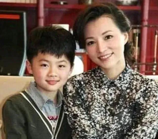 嗯，董卿的儿子跟她老公像[灵光一闪]