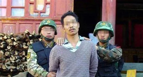 “睡我老婆，杀死你们。”2013年除夕，随着阵阵的鞭炮声，云南一男子手持自制猎枪