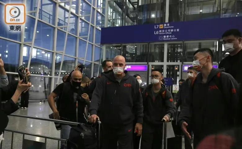 姚明带队，中国男篮抵达香港，受到球迷的热烈欢迎！

中国男篮于北京时间2月19日
