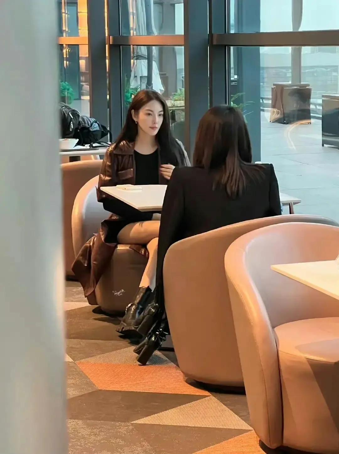 进娱乐圈得这种标准吧！她真的好美，我感觉和范冰冰一挂，长得美艳又有攻击性