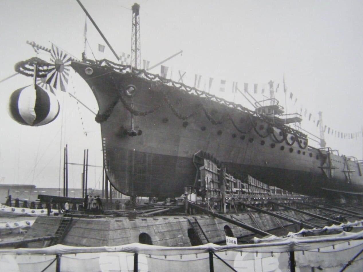 准备下水的日本海军筑摩号防护巡洋舰舰体，摄于1911年4月1日的佐世保海军船厂。