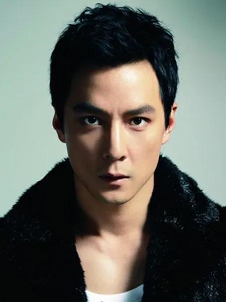 岁月就是一把杀猪刀即使是男神吴彦祖，上了年纪，也可以丑出天际。
年轻时的吴彦祖，