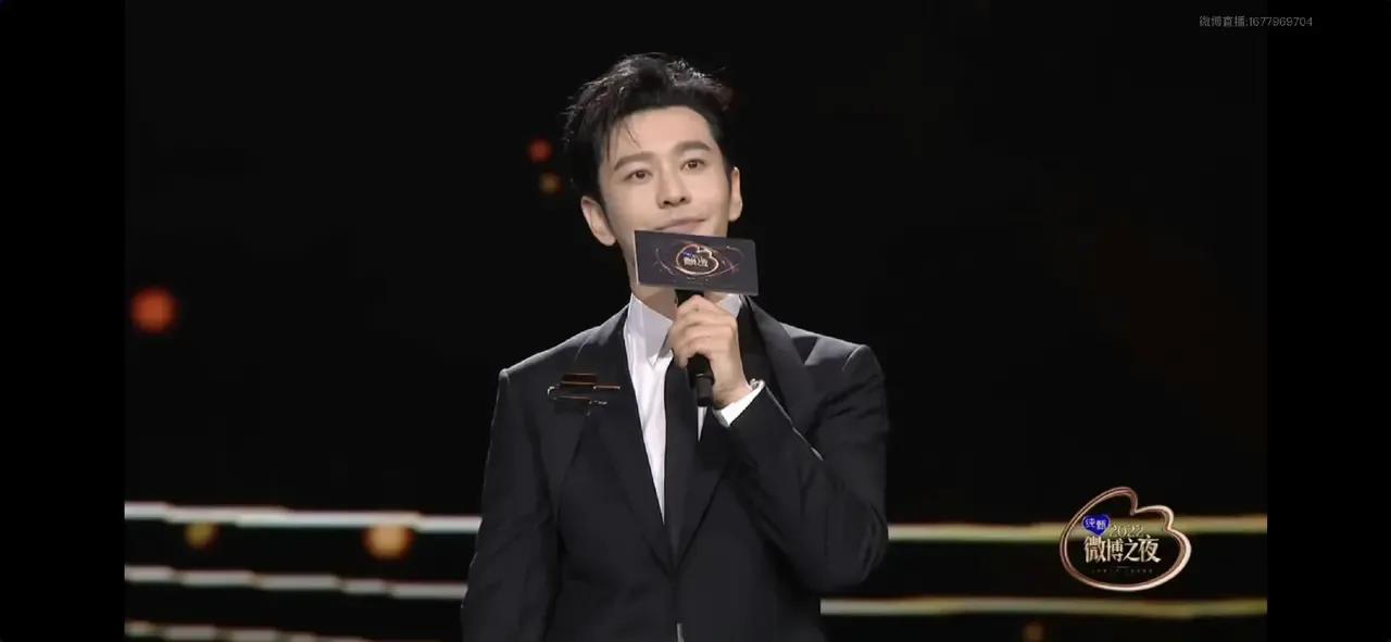 微博之夜名场面来了，黄晓明在台上讲公益，镜头给到了杨颖。

杨颖故意找杨幂说悄悄