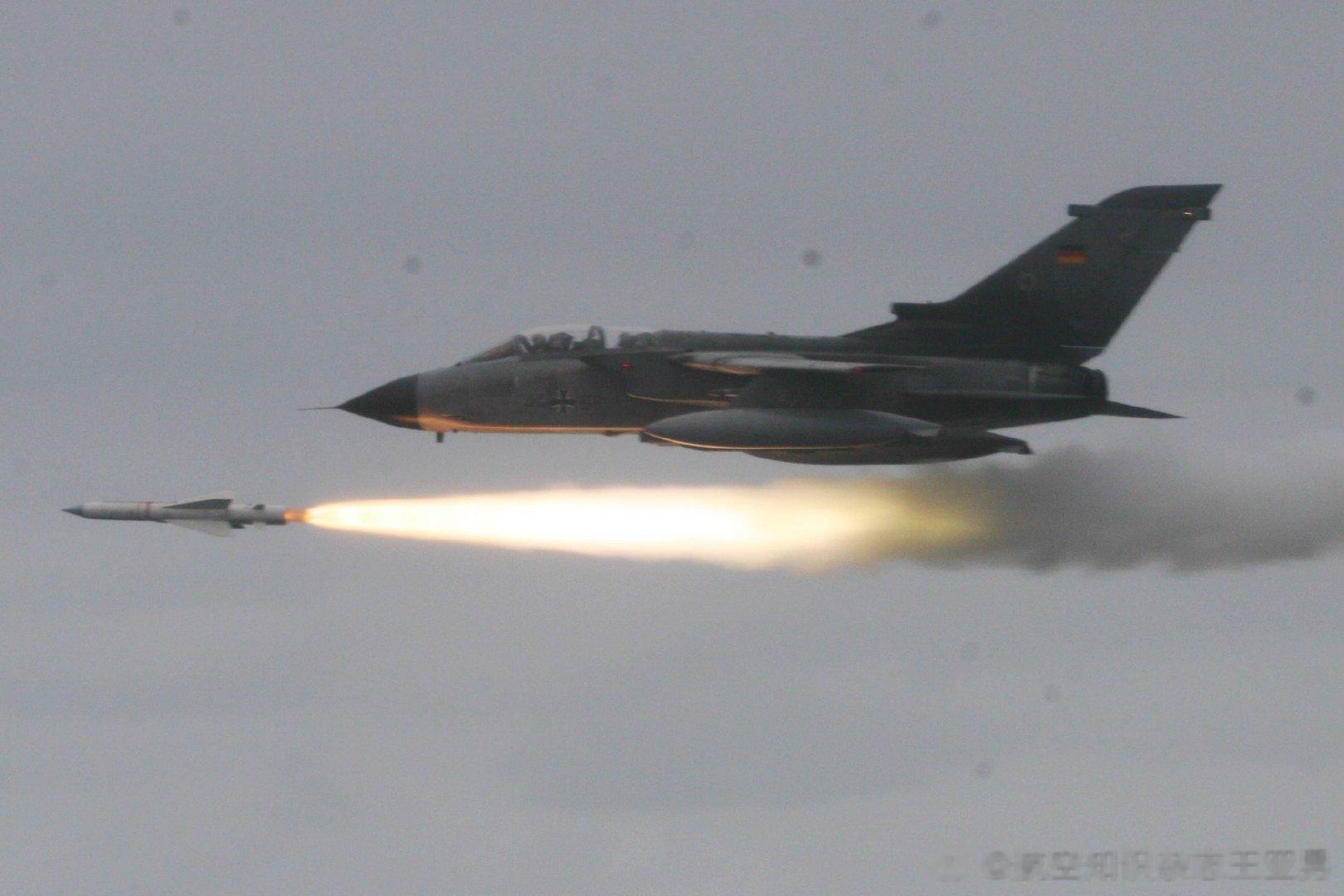 德国空军“狂风”战斗机发射AS.34反舰导弹，2006年。 ​​​