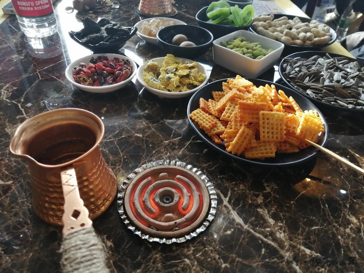 在流行交际休闲手段是喝罐罐茶。。据说是甘肃那边传过来的，经过了改良加工。。据经营