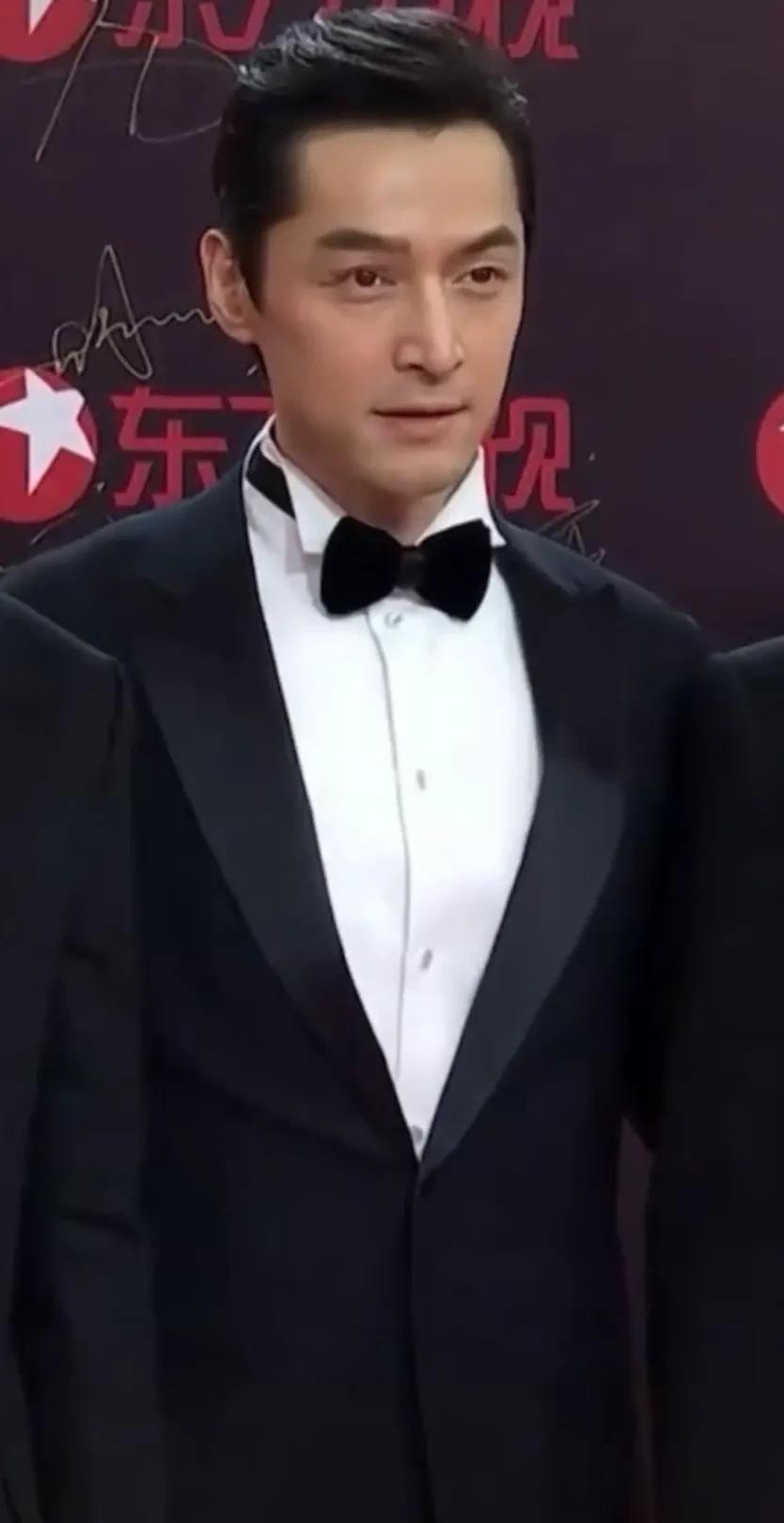 胡歌官宣结婚生子后首次亮相红毯[呲牙][呲牙][呲牙]之前有有网友说他眼光差，找