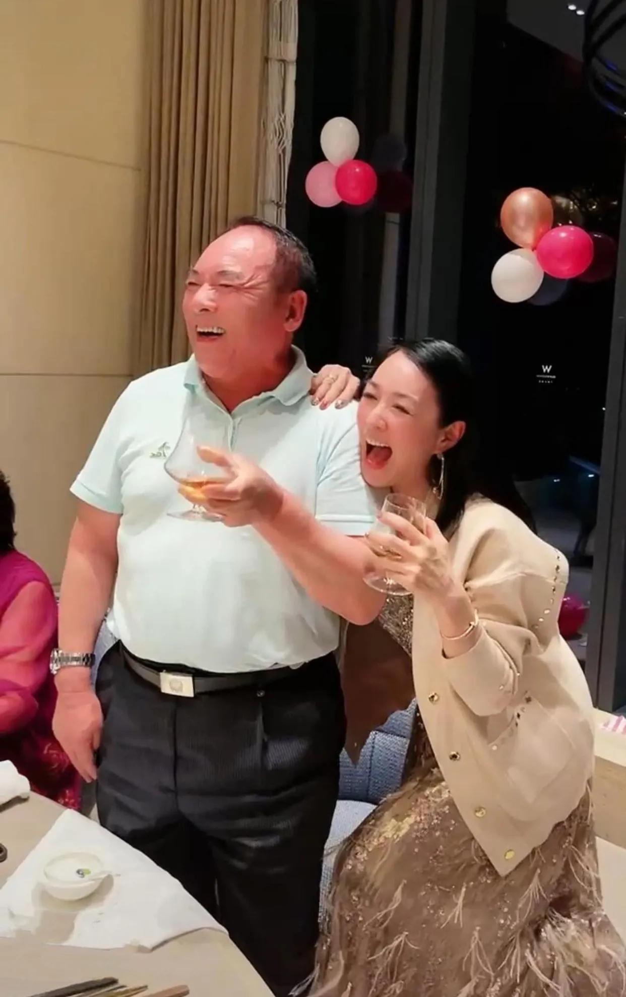 钟丽缇不但高颜值身材好，和公公婆婆关系相处也非常融洽。

这次家庭聚餐在穿搭上也