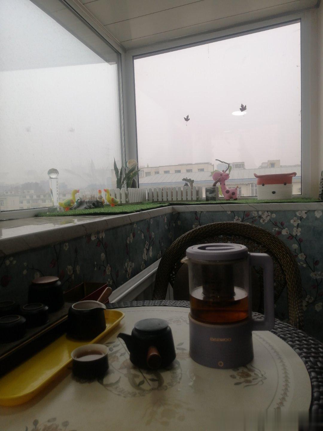 我愿天天一杯茶，晓看朝阳暮望霞。总有心情随风起，一缕清香好解压。茶本舒肝又理气，