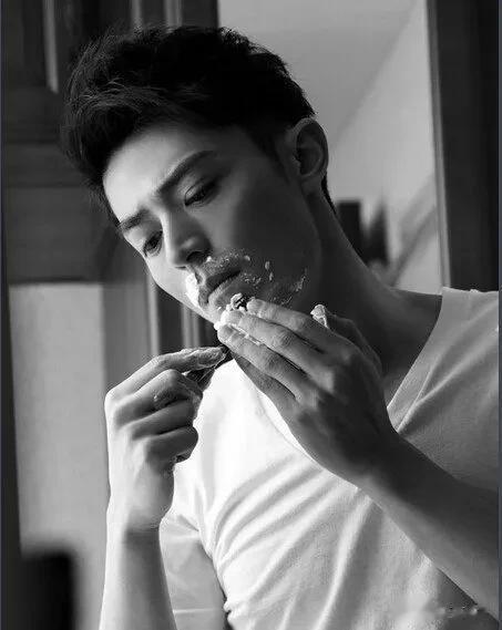 曾经的顶流霍建华结婚生子后回到台湾生活，只接受了鲁豫的访问，客串了一下妻子制片的