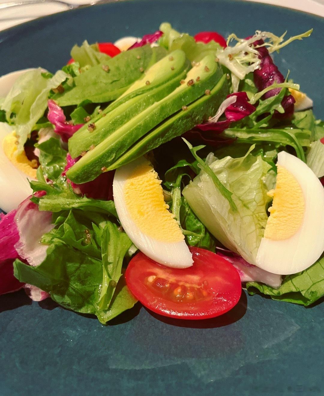 今日推荐食谱：牛油果🥑鸡蛋沙拉🥗多年的临床经验发现，其实不需要运动就能瘦下来