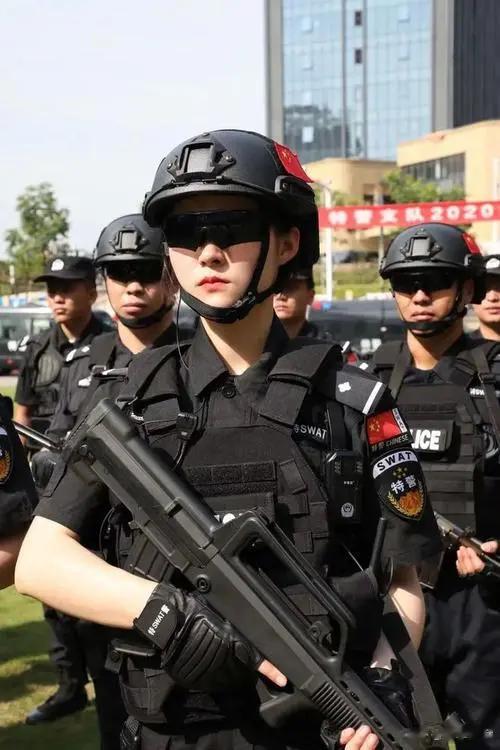 #女性当警察都在做什么工作#女性当警察，一般是在窗口服务单位。比如出入境、户政。