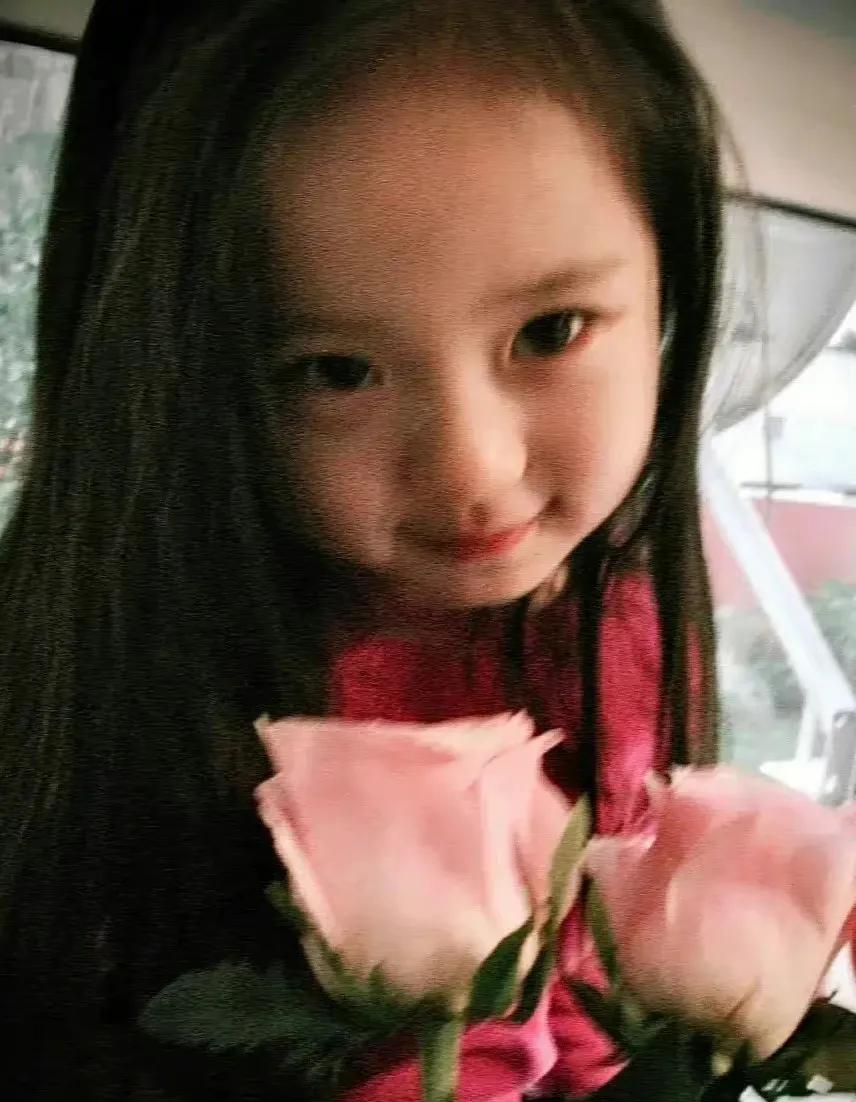 王智5岁的女儿用妈妈口红！
王