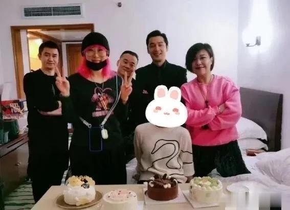 胡歌老婆被曝光，疑似是他的经纪人，之前在给胡歌的工作中，还被粉丝经常骂。

有网