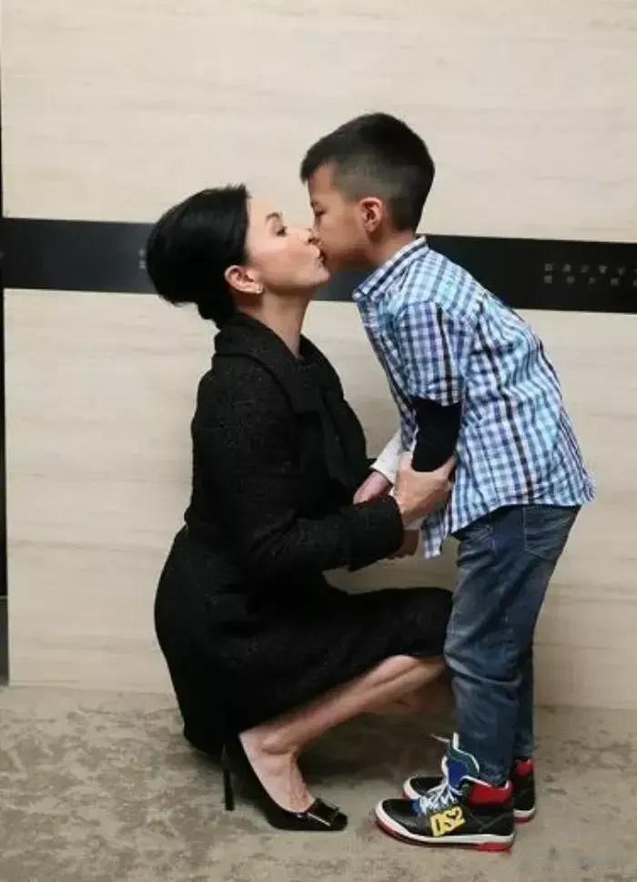 大明星胡军的儿子康康14岁就比老爸高，这也是备受网友们的热议！康康才14岁就比老