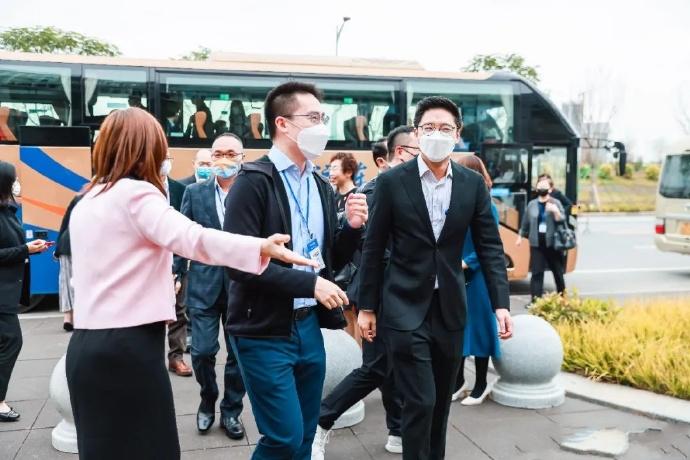 霍启刚弟弟参加活动，这身打扮好帅！
大家都知道霍启刚是一位名副其实的富二代，再加