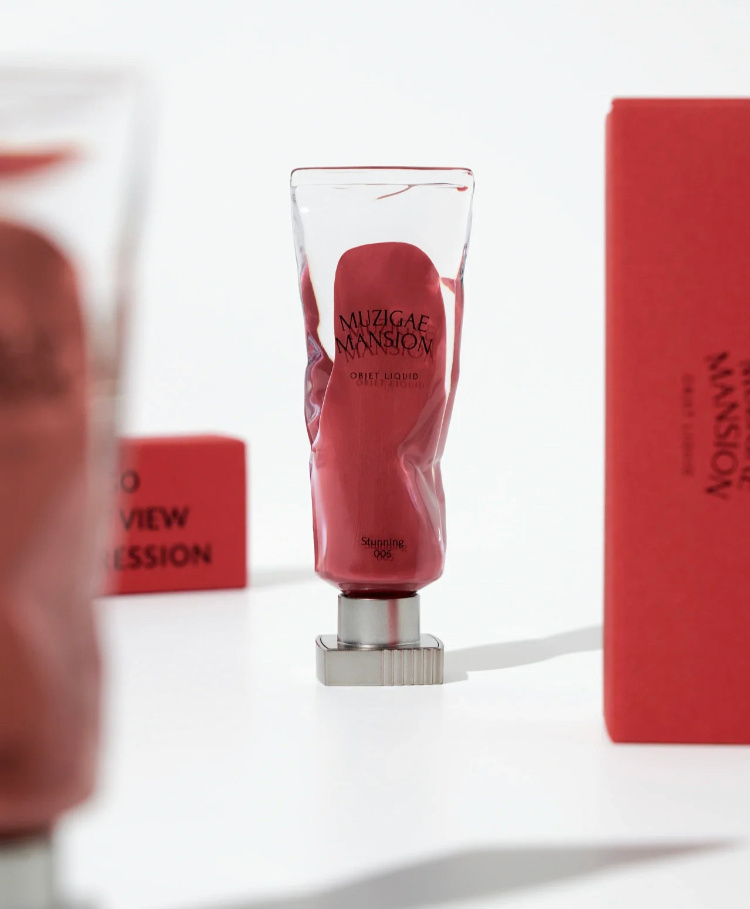 我愿称之为彩妆高颜值新秀[打call]产品管身是被揉皱的设计但使用光滑的玻璃材质