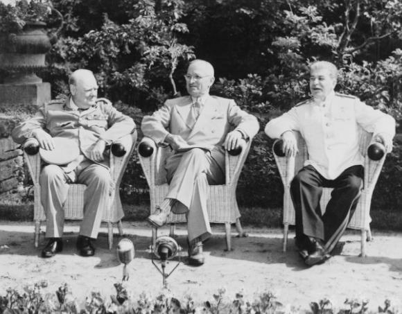 历史老照片：
1945年7月，德国柏林波茨坦，斯大林、丘吉尔、杜鲁门三人的一张留