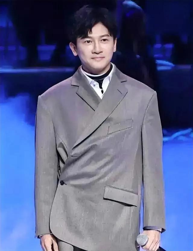 普通人穿成这样会被同事骂成脑瘫吧。