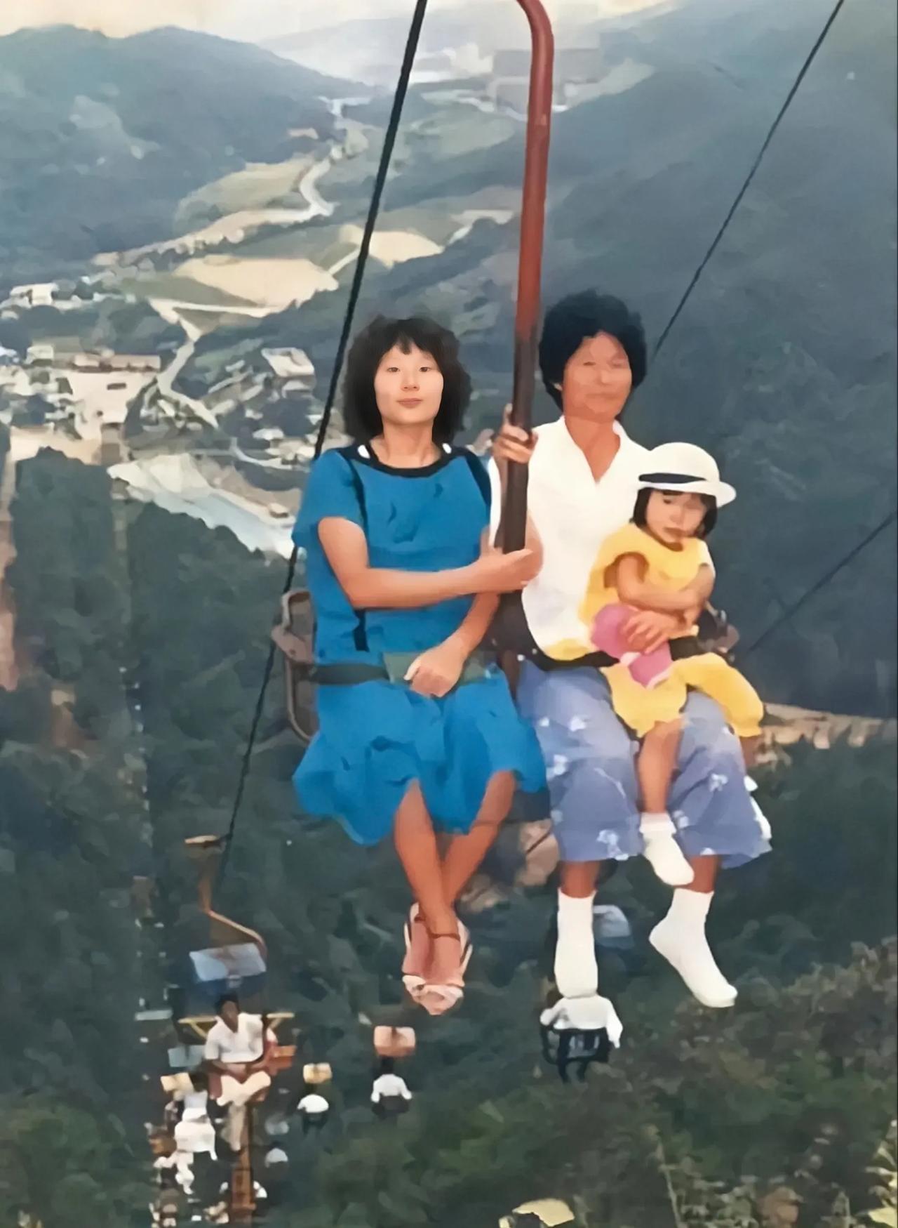 80年代的缆车，360度全景天窗，几乎没有防护措施，那个年代的人胆子真大，竟然还