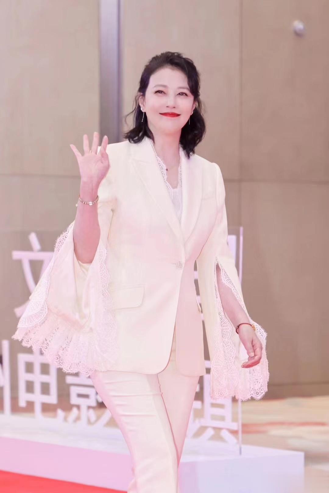 56岁女演员周海媚参加活动， 气质出众 体态丰腴，皮肤紧致似少女！ 虽然已是56