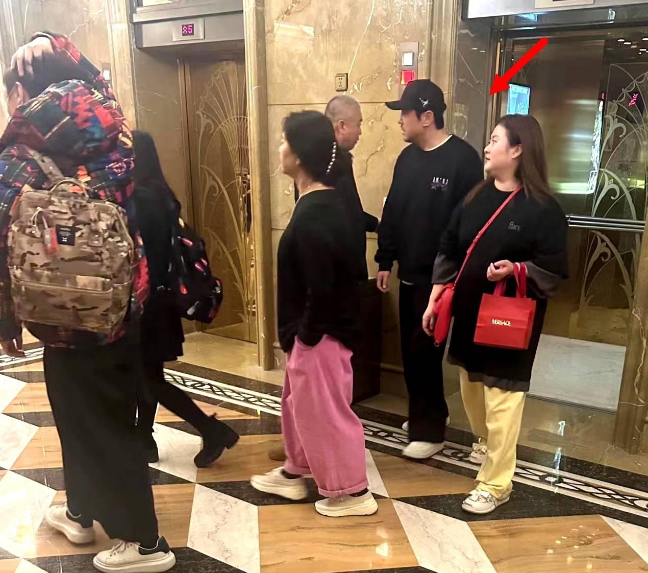 2月18日，一位网友在网上分享了在辽宁邂逅沈腾一家的照片，当天沈腾携妻子和孩子参
