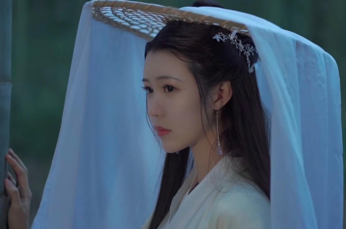 大才女鱼玄机沦落为杀人犯，她的爱情逐渐破灭，她也选择了堕落。后人大多艳羡鱼玄机的