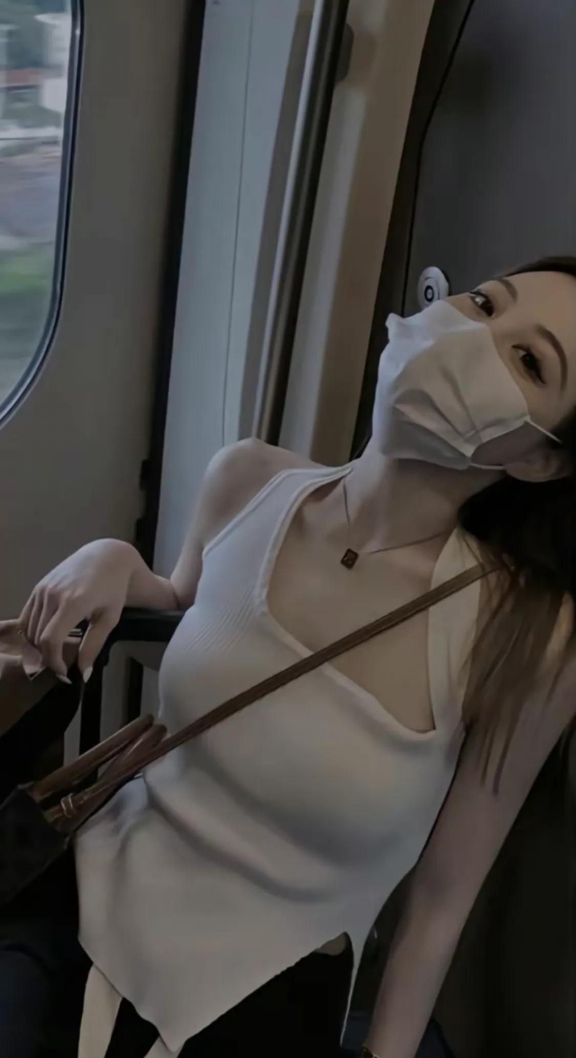 会调情懂浪漫，能制造氛围的男人身边永远不缺的就是女人。

常言道，坏坏的男人招人